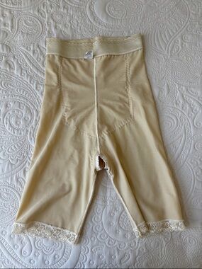 Medical Grade Cream High-Waist Shaping Shorts with Lace Trim